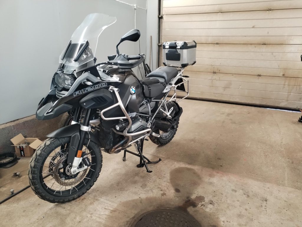 BMW R1200 GS moottoripyörä huollossa – ESA Dynamic iskunvaimenninhuolto NLV Servicellä